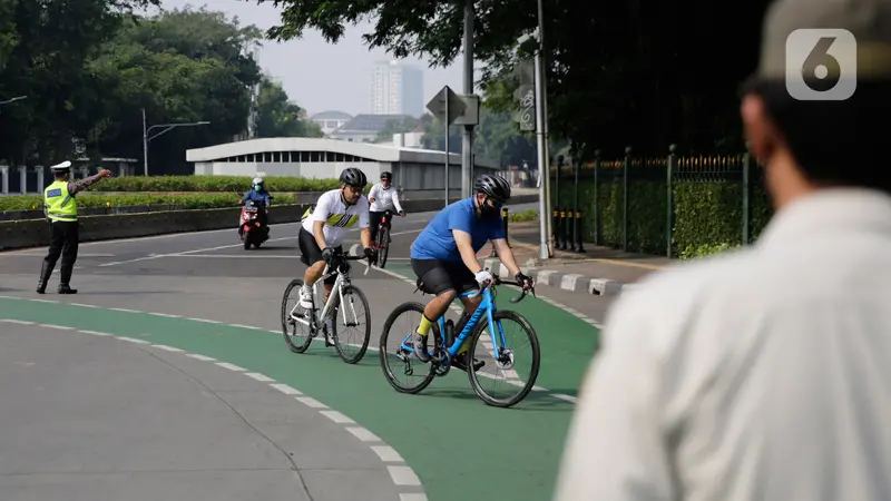 Petugas Putar Balik Pesepeda yang Ingin Melintasi Thamrin-Sudirman