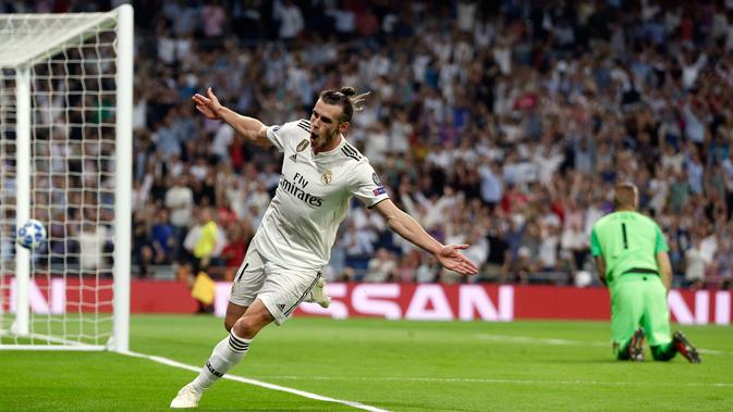 Gelandang Real Madrid, Gareth Bale melakukan selebrasi usai mencetak gol ke gawang AS Roma pada pertandingan Grup G Liga Champions di Stadion Santiago Bernabeu, Madrid, Spanyol, Rabu (19/9). Madrid membantai Roma 3-0. (AP Photo/Manu Fernandez)