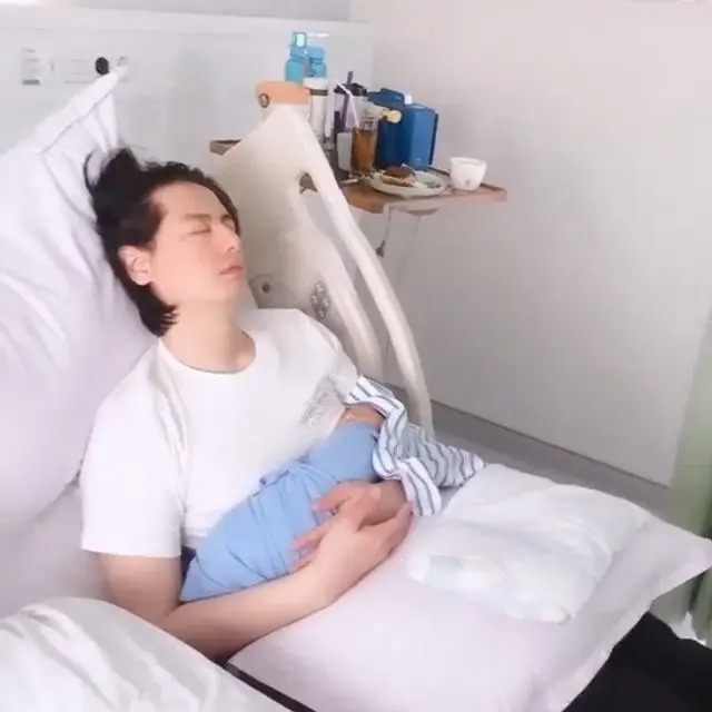 6 Momen Roger Danuarta Momong Baby Shaquille, Penuh Kehangatan