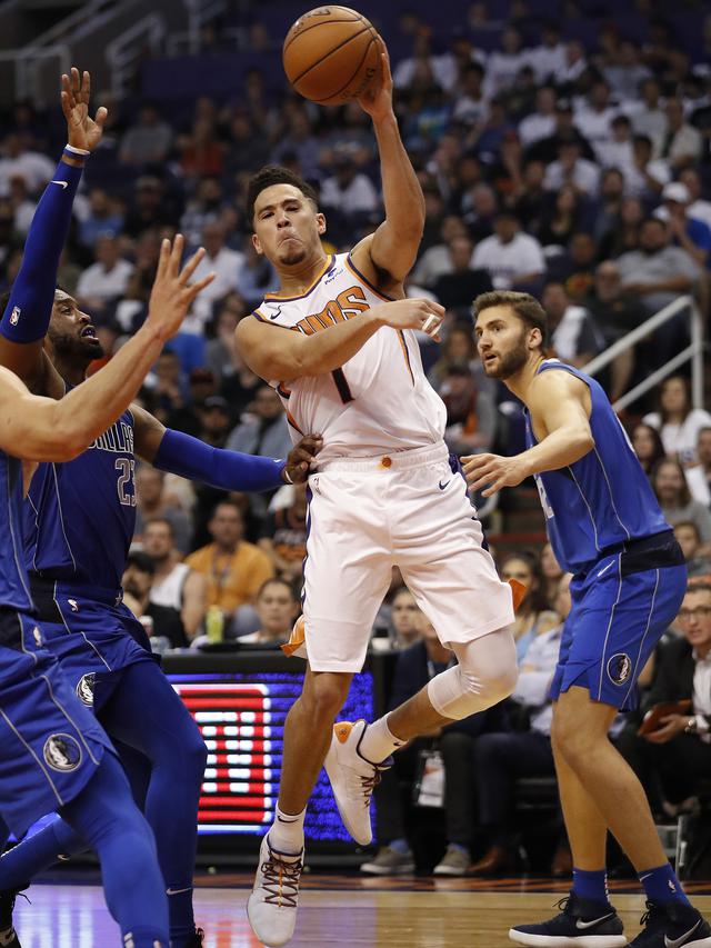 Devin Booker saat Suns melawan Mavericks pada lanjutan NBA