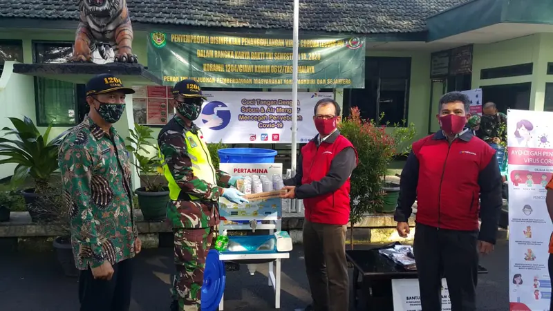 Area Manager PGE Area Karaha Roy Bandoro Swandaru tengah menyerahkan sejumlah fasilitas kesehatan kepada Komandan Rayon Militer (Danramil) 1204/Ciawi Mayor Inf Deni Zenal Muttaqin, dalam upaya memutus penyebaran Covid-19.