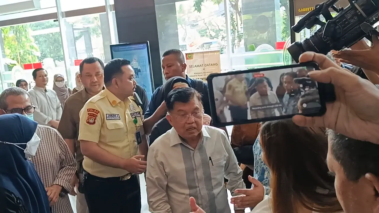 Mantan Wakil Presiden Jusuf Kalla (JK) menjadi saksi meringankan mantan Direktur Utama Pertamina Karen Agustiawan dalam perkara korupsi Liquefied Natural Gas (LNG) atau gas alam cair tahun 2011-2021, di Pengadilan Negeri Jakarta Pusat, Kamis (16/5/2024).