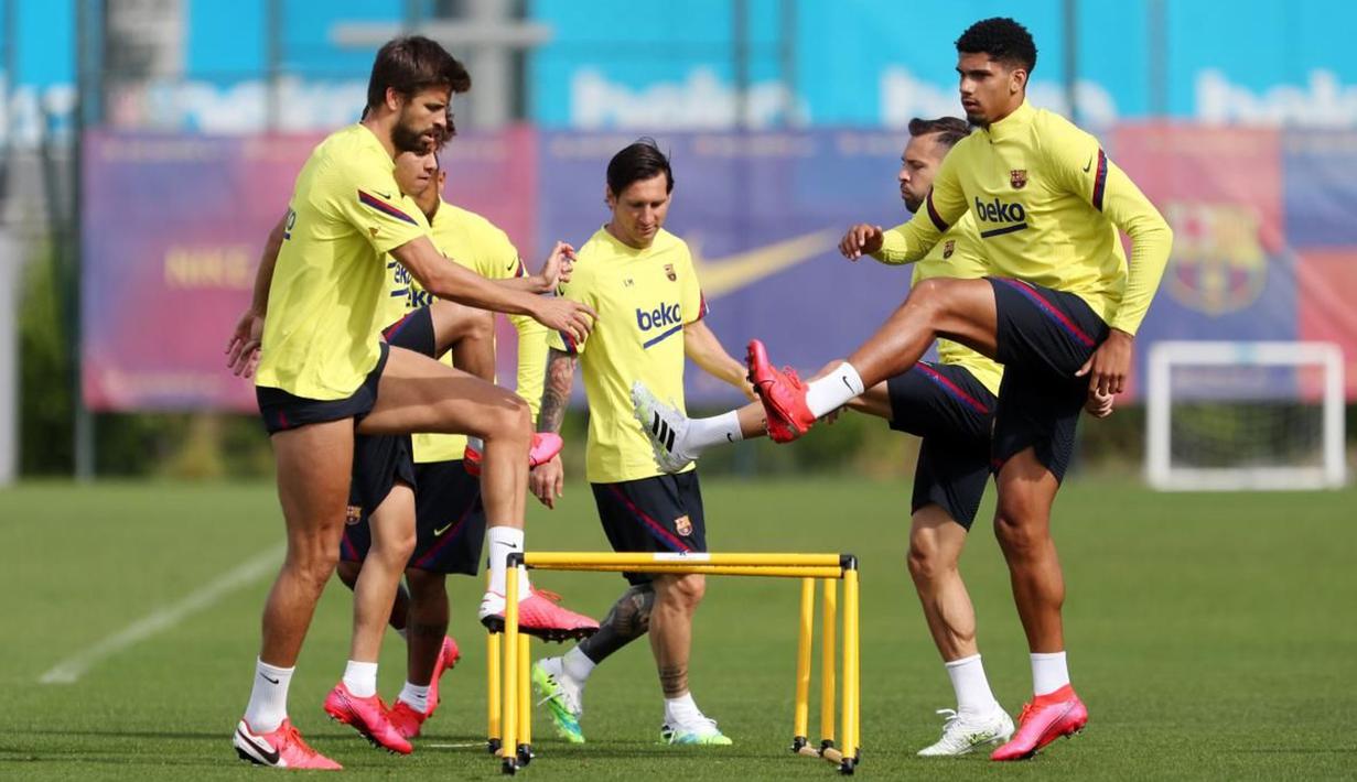 Para pemain Barcelona menggelar latihan di Joan Gamper, Barcelona, Senin (25/5/2020). Latihan tersebut untuk persiapan jelang kembali bergulirnya La Liga Spanyol. (AFP/Miguel Rui)