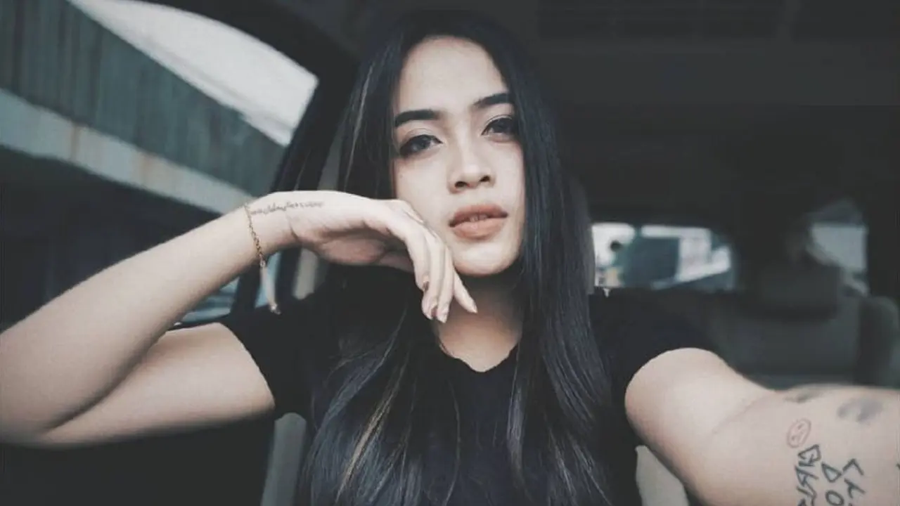 7 Potret Xena Xenita, Pedangdut yang Digerebek di Hotel dengan Suami Orang