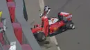 Pebalap Ferrari, Sebastian Vettel, akhirnya menabrak dinding pembatas di tikungan ketiga setelah kembali ditabrak pebalap Red Bull, Daniil Kvyat, pada lap pertama F1 GP Rusia di Sirkuit Sochi Autodrom, Rusia, Minggu (1/5/2016). (Bola.com/Twitter/F1)