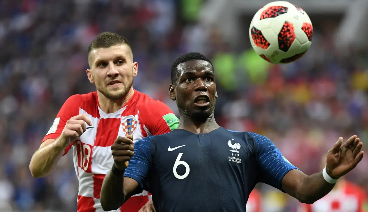 Paul Pogba di Piala Dunia 2018. Gelandang tengah Prancis yang sejak awal musim 2022/2023 kembali membela Juventus ini masuk dalam skuad Prancis di Piala Dunia 2018 Rusia saat berseragam Manchester United yang menjadi Piala Dunia keduanya setelah edisi 2014. Paul Pogba bermain dalam 6 dari 7 laga Les Bleus di Piala Dunia 2018 termasuk partai final. Ia mampu menyumbang satu gol dalam kemenangan 4-2 Prancis atas Kroasia di partai final. (AFP/Kirill Kudryavtsev)