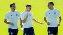 Pemain Spanyol Gerard Moreno (kiri), Pedri (tengah), dan Ferran Torres (kanan) menghadiri sesi latihan tim di Las Rozas, Madrid, Spanyol, Senin (5/7/2021). Spanyol akan bermain melawan Italia pada pertandiangan semifinal Euro 2020. (AP Photo/Manu Fernandez)