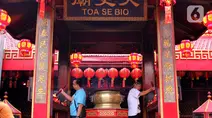 Beberapa warga menyalakan hio di Vihara Dharma Jaya atau Klenteng Toasebio di Jalan Kemenangan III, Kawasan Petak Sembilan, Jakarta, Senin (20/1/2025). (Magang/Liputan6.com/Muhammad Rizal)