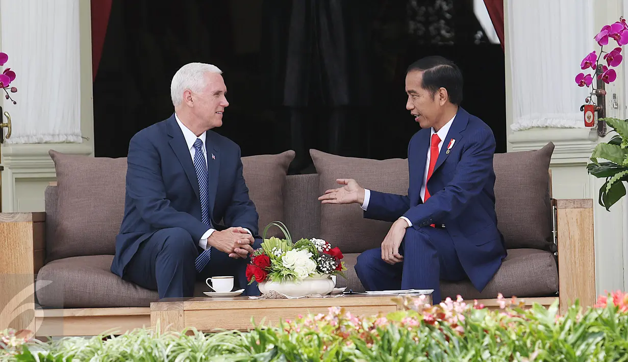 Presiden Joko Widodo berbincang dengan Wakil Presiden Amerika Serikat Michael R. Pence (Mike Pence) di Istana Merdeka, Jakarta, Kamis (20/4). Agenda kunjungan Mike Pence ke Indonesia, antara lain bertemu Presiden Jokowi. (Liputan6.com/Angga Yuniar)