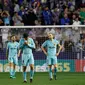 Reaksi pemain Barcelona, Javier Mascherano dan  Iniesta setelah pemain Levante mencetak gol keempat pada jornada ke-37 La Liga di Estadio Ciudad de Valencia, Senin (14/5). Barcelona dipaksa menyerah dengan kedudukan 5-4 di markas Levante (AP/Alberto Saiz)