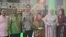 Zahwa Nadhira tampil anggun dalam balutan gaun marun, sementara Royhan Akbar tampil gagah dengan nuansa batik. Senyum dan tawa dari para tamu menandakan acara ini berlangsung penuh kebersamaan dan kekeluargaan. (Liputan6.com/IG/@dewirasyid1609)