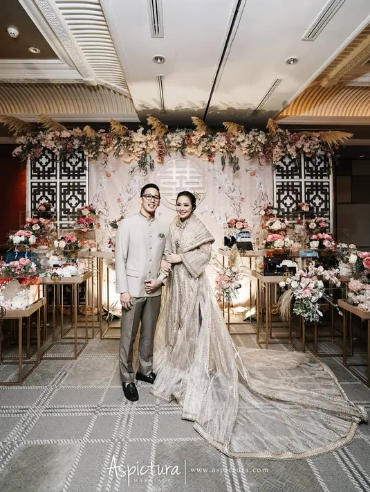 Sedikit kilas balik melihat prosesi sangjit dari Yuanita Christiani sebelum menikah dengan sang suami. Memilih nuansa emas yang megah nan mewah, keduanya tampil luar biasa dengan adat Cina. Foto: Instagram.