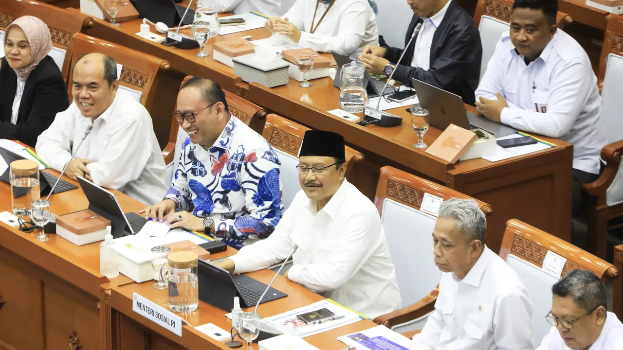 Menteri Sosial Saifullah Yusuf saat Rapat Kerja (Raker) Komisi VIIl DPR dengan Kemensos di Kompleks Parlemen, Senayan, Jakarta, Kamis malam (6/2/2024). (Foto: Kemensos)
