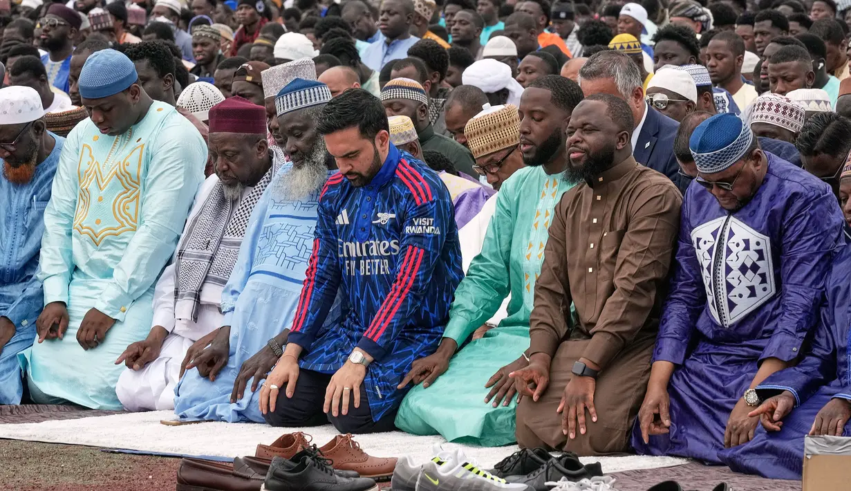 Gaya pakainnya tersebut menjadi isyarat bahwa dirinya merupakan fans dari klub yang berbasis di London Utara, Inggris itu. (AP Photo/Richard Drew)