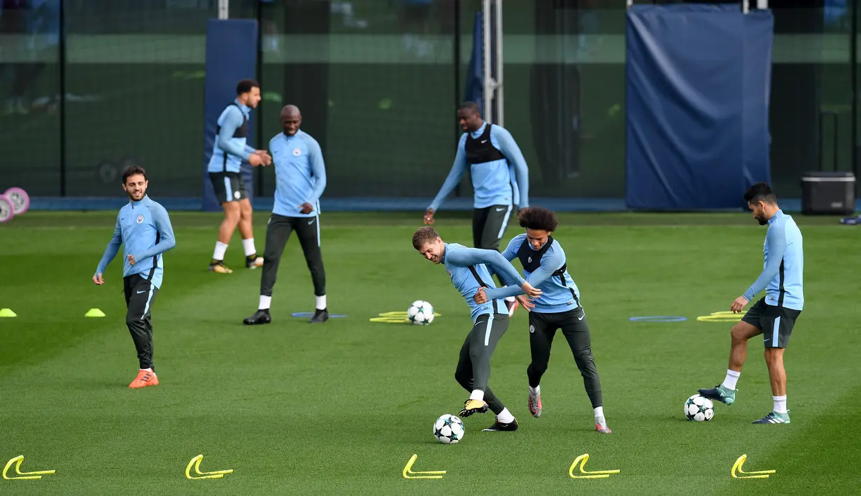 Pemain Manchester City, John Stones (tengah) dan Leroy Sane berebut bola saat sesi latihan di City Football Academy, Manchester, (25/9/2017). City akan melawan Shakhtar Donetsk pada grup F Liga Champions. (AFP/Paul Ellis)