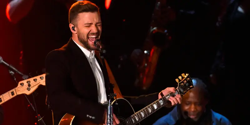 20151105-Aksi Justin Timberlake Ramaikan CMA Awards 2015