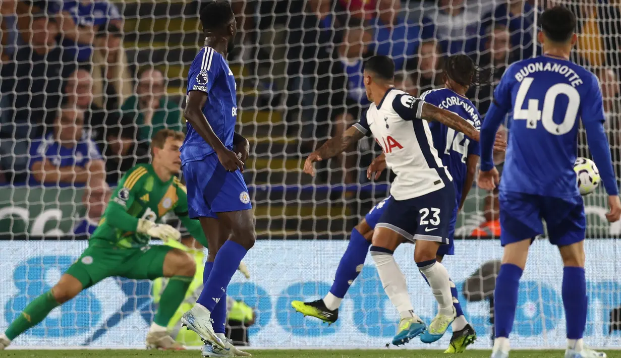 Tottenham Hotspur gagal mengamankan keunggulannya atas Leicester, meski sempat unggul terlebih dulu melalui gol Pedro Porro menit ke-29. (Darren Staples / AFP)