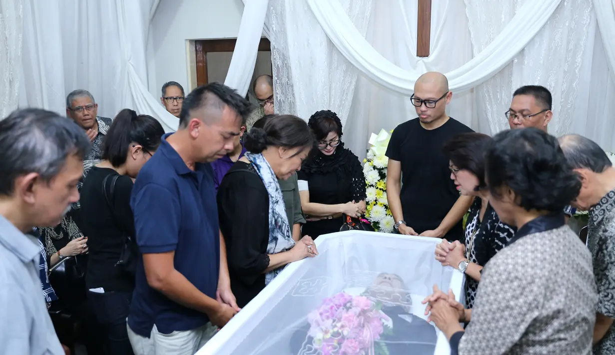 Menurut Rima Melati, Frans Tumbuan adalah pria yang hangat kepada siapa pun.