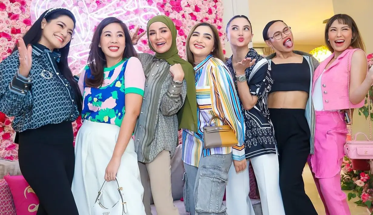 "Arisan Cendol ada konser teh @itsrossa910 & @thesoulfulband 😍👏, sayang banget sama Geng Cendol," tulis Titi Kamal. [Instagram/ririnekawati]