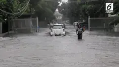 Jalanan di beberapa daerah macet karena tergenang air.