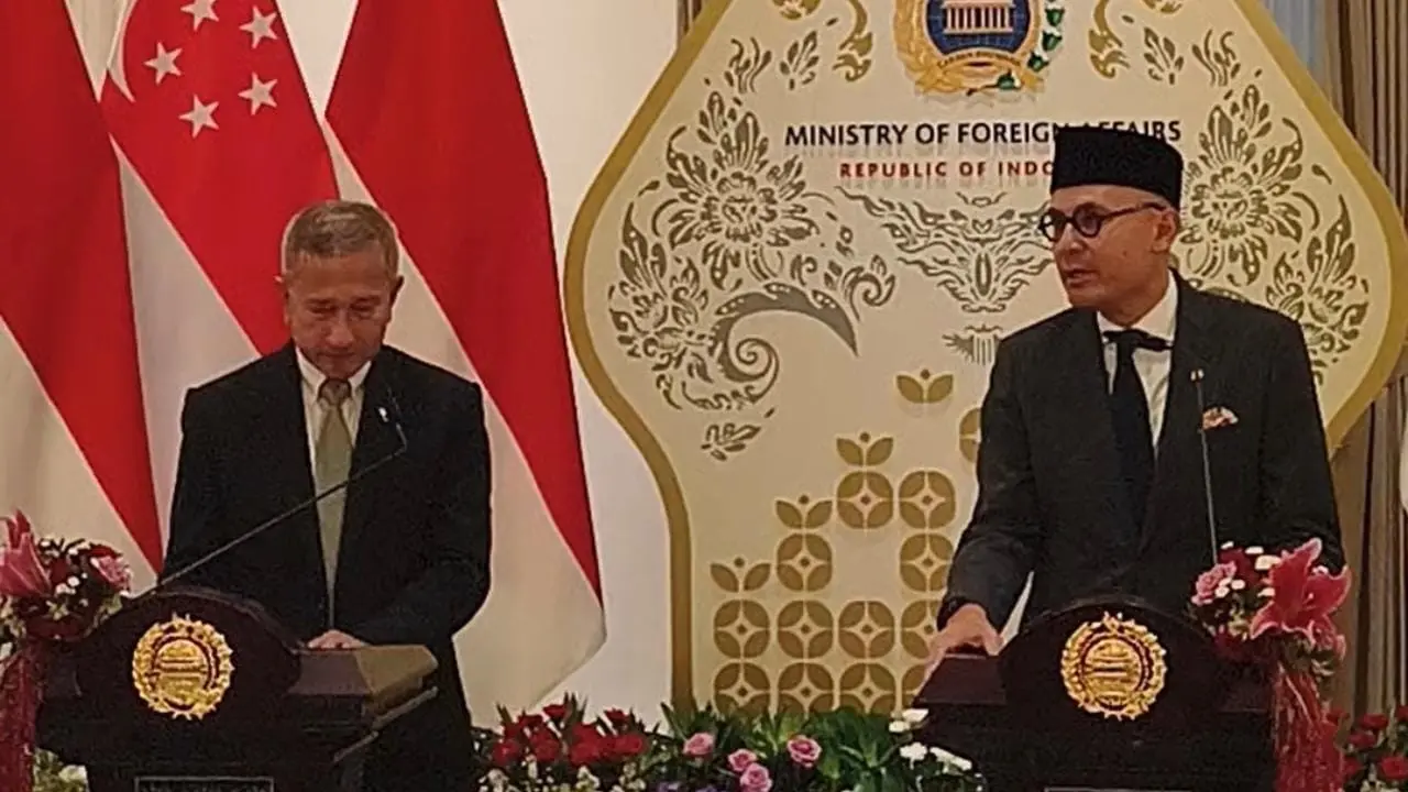 Menteri Luar Negeri Singapura Vivian Balakrishnan dan Menteri Luar Negeri Indonesia Arrmanatha Nasir