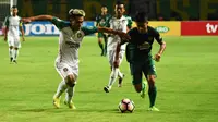 Pemain Persebaya, Abdul Aziz (kanan), saat berduel melawan pemain Persatu, Yadi Haditiar, di Stadion Gelora Bung Tomo, Surabaya, Kamis (6/7/2017). Laga ini dimenangi Persebaya dengan skor 2-0. (Bola.com/Fahrizal Arnas)