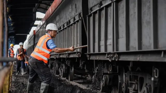 Pekerja PT Bukit Asam (Persero) Tbk (PTBA), anggota Holding BUMN Pertambangan MIND ID. Dok PTBA