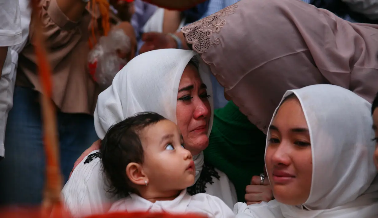 Artis senior, sutradara, politisi, serta penyiar itu meninggal dunia dalam usia 61 tahun. Sebelum meninggal, almarhum sempat pingsan saat sedang di kediamannya dan dilarikan ke Rumah Sakit Pondok Indah, Jakarta Selatan. (Nurwahyunan/Bintang.com)