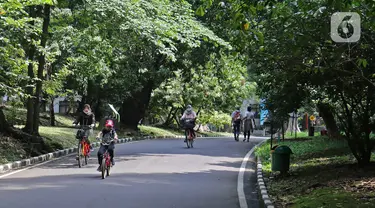 Pengunjung bersepeda di Kebun Raya Bogor, Jawa Barat, Selasa (7/7/2020). Kebun Raya Bogor menerapkan pemesanan tiket secara daring serta kapasitas pengunjung dibatasi hanya 50 persen. (Liputan6.com/Herman Zakharia)