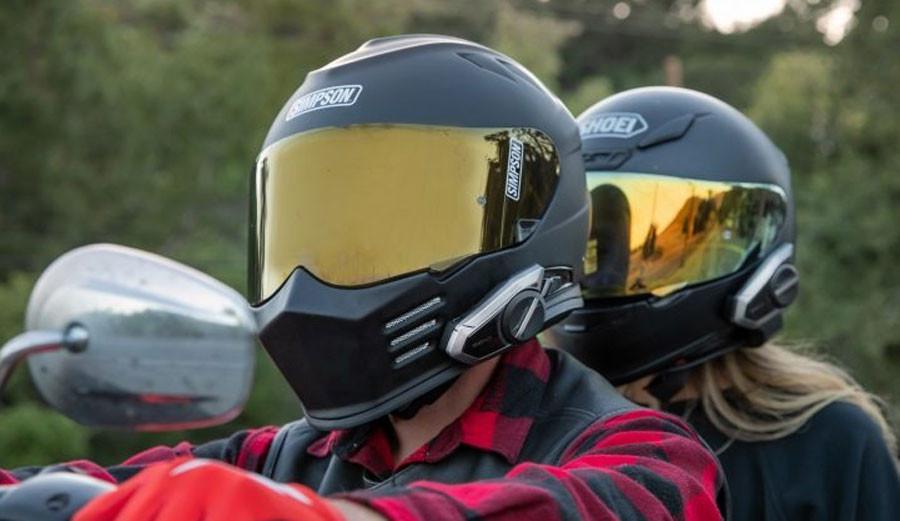 Bikers menggunakan Sena Mesh (Sena)