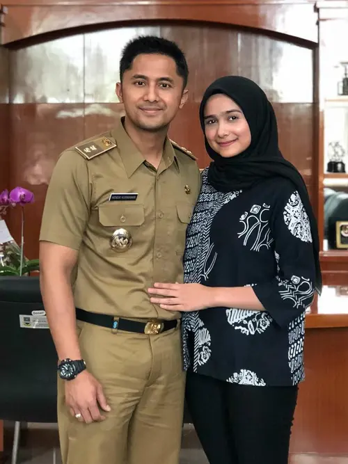 Gaya Tampan Hengky Kurniawan Saat Berdinas sebagai Pelayan Masyarakat -  Lifestyle Liputan6.com