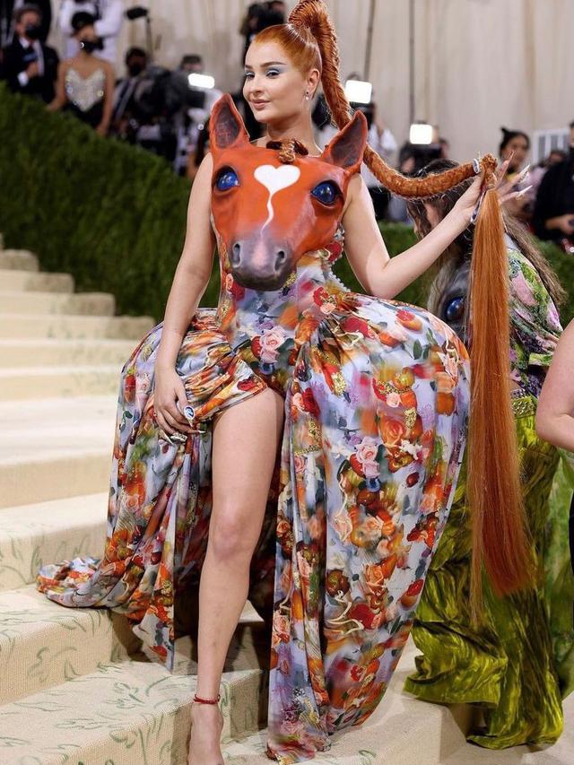 Busana super unik di met gala 2021