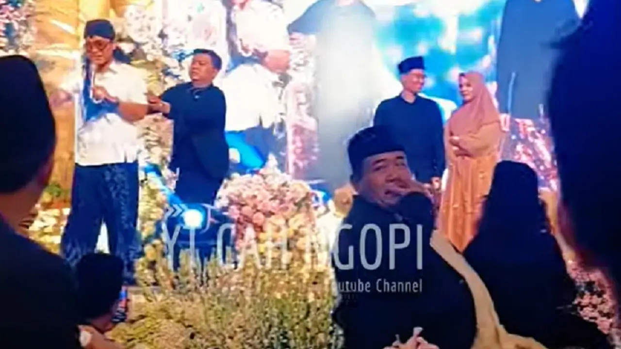 Momem Denny Caknan menarik tangan Gus Miftah di acara resepsi pernikahan Ning Chasna dan Gus Sunny (SS: YT Cah Ngopi)