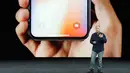 Tamplilan iPhone X saat peluncuran di Steve Jobs Theatre, California, Selasa (12/9). iPhone X hadir dengan teknologi Super Retina pada layar berdiagonal 5,8 inci dan desain layar OLED tanpa tombol tengah dibawahnya. (AP Photo/Marcio Jose Sanchez)