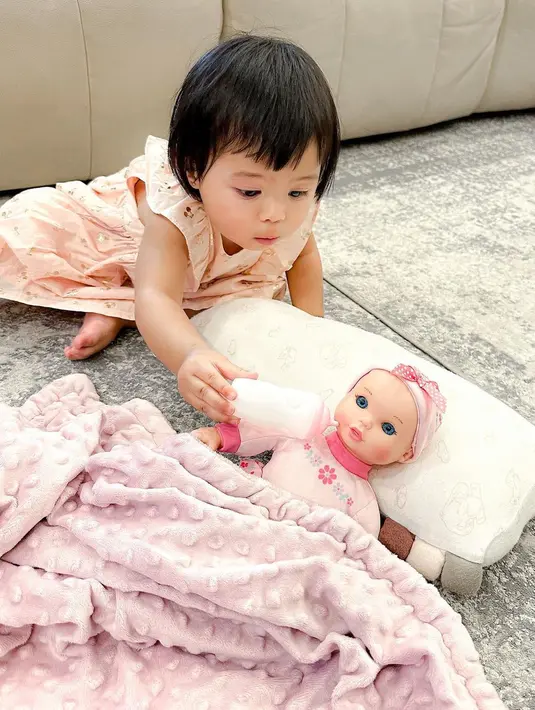 Unggahan tersebut membuat banyak warganet makin gemas. Selain itu,juga memuji sikap Atta dan Aurel dalam mendidik baby Ameena. "kaka naa udah siap ngemong adek pah," tulisnya sebagai keterangan foto. [Instagram/ameenaatta]