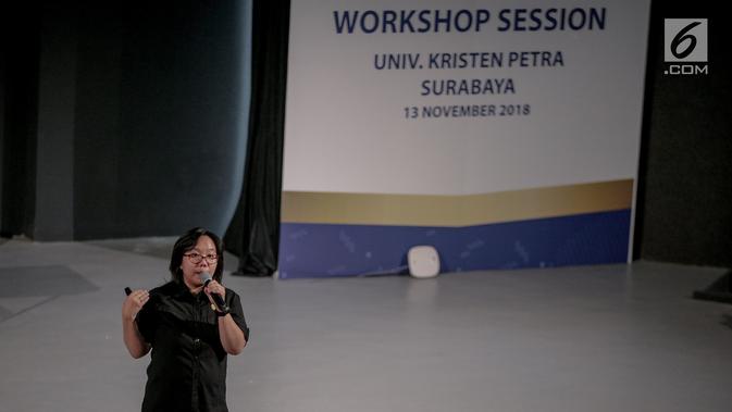 Yuliana Dewi selaku Talent Learning & Management Senior Manager Emtek Group menjadi pembicara dalam Workshop Session gelaran Emtek Goes to Campus (EGTC) 2018 di Universitas Kristen Petra, Surabaya, Selasa (13/11). (Liputan6.com/Faizal Fanani)
