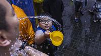 Lebih dari 10.000 orang menghadiri perayaan Festival Songkran di Kota Kowloon pada hari Minggu, dua kali lipat dari jumlah pengunjung saat terakhir kali acara ini diadakan pada tahun 2019. (AP Photo/Louise Delmotte)