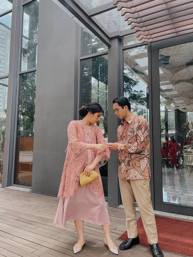Fita Anggriani dan suami ketika hadir di acara lamaran Sheila Dara (Foto: Instagram/@fitaanggriani)