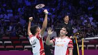 Pebulu tangkis ganda putra Indonesia Muhammad Shohibul Fikri/Daniel Marthin mengalahkan&nbsp; Kim Astrup/Anders Skaarup Rasmussen dari Denmark pada partai keempat laga Grup D&nbsp;Piala Sudirman 2025. Daniel/Marthin menang 21-16 dan 21-18 di Xiamen Fenghuang Gymnasium, Kamis (1/5).&nbsp;(foto: PBSI)