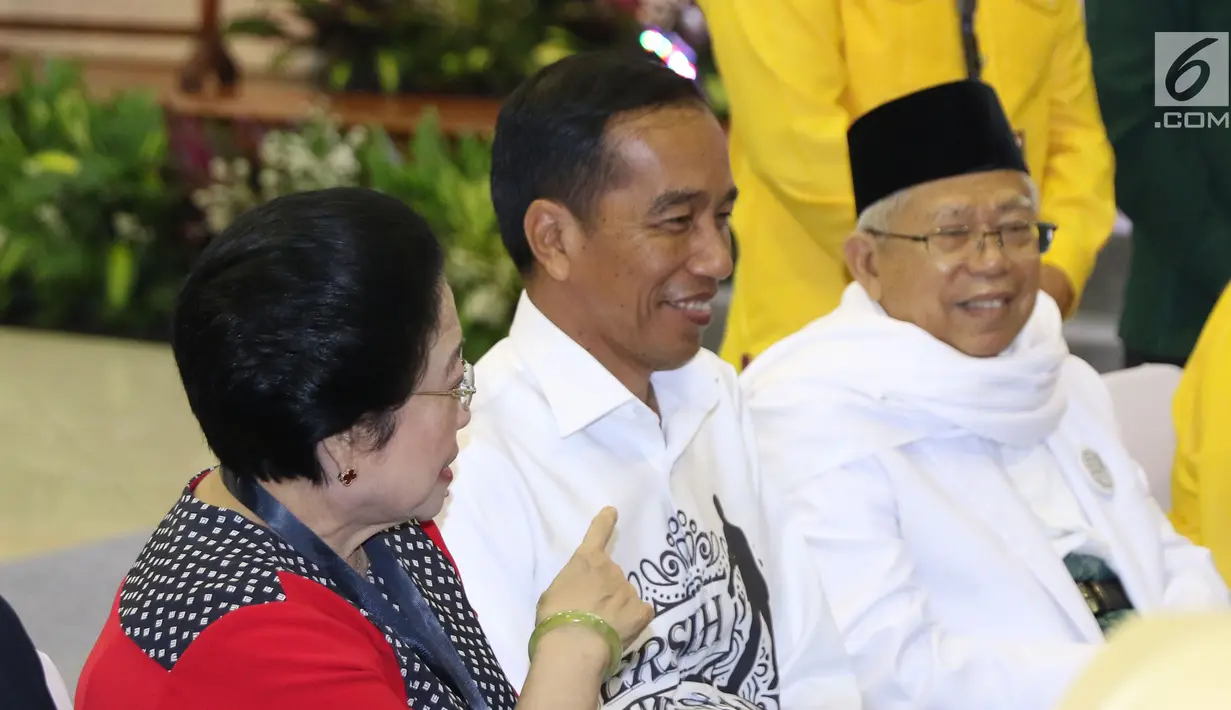 Petahana Joko Widodo bersama Ma'ruf Amin saat melakukan pendaftaran bakal Capres/Cawapres Pemilu 2019 di Gedung KPU, Jakarta, Jumat (10/8). Joko Widodo dan Ma'ruf Amin didampingi petinggi parpol koalisi. (Liputan6.com/Helmi Fithriansyah)