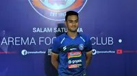 Gelandang Arema FC, M Rafli, mewakili pemain untuk memperlihatkan jersey terbaru Arema produksi Singo Edan Apparel dalam peluncuran yang dilakukan di Kantor Arema, Rabu (14/8/2019). (Bola.com/Iwan Setiawan)