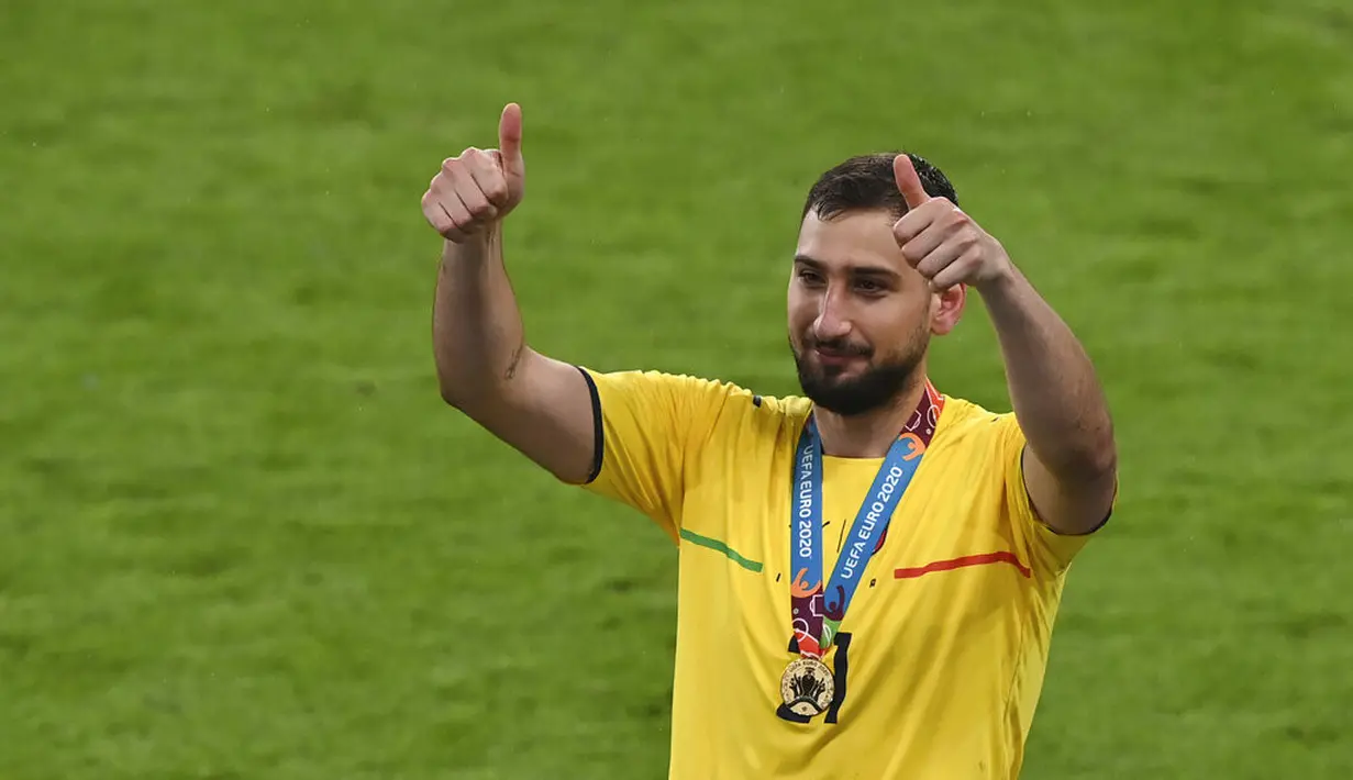 Kiper Italia,  Gianluigi Donnarumma melakukan selebrasi usai memenangkan pertandingan sepak bola final Euro 2020 antara Italia dan Inggris di stadion Wembley di London, Minggu, 11 Juli 2021. UEFA menghadiahi Donnarumma  gelar pemain terbaik Euro 2020. (Facundo Arrizabalaga/Pool via AP)