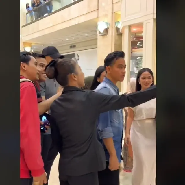 Gibran Rakabuming Diminta Foto Bareng Pengunjung Mal di Jakarta, Reaksi Selvi Ananda Jadi Sorotan.  foto: TikTok @nad.imr