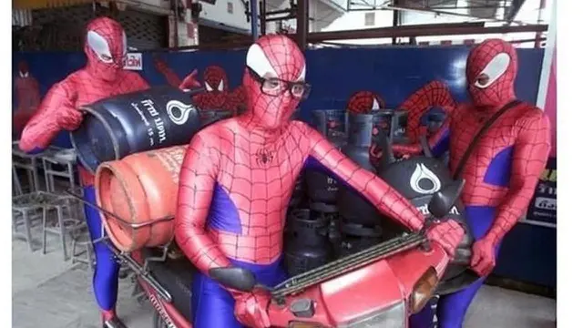 6 Potret Totalitas Pengendara Pakai Baju Warna Sama Kayak Motor Ini Kocak