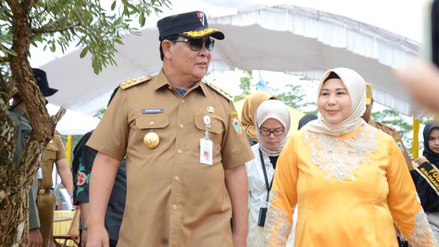 Gubernur Kalsel H. Sahbirin Noor bersama Ketua Tim PKK Provinsi Kalsel Hj. Raudhatul Jannah melakukan penanaman pohon di Taman Hutan Hujan Tropis Indonesia (TH2TI) Perkantoran Pemprov Kalsel, di Banjarbaru, Senin (22/04).