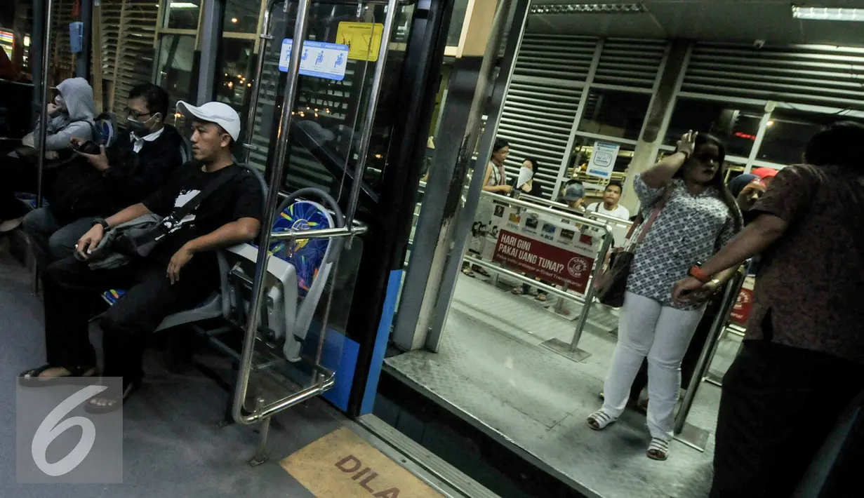 Penumpang bus TransJakarta berada di dalam bus, Jakarta, Rabu (13/7). Penumpang bus TransJakarta belum ramai karena belum normalnya aktivitas perkantoran pasca libur Lebaran. (Liputan6.com/Yoppy Renato)