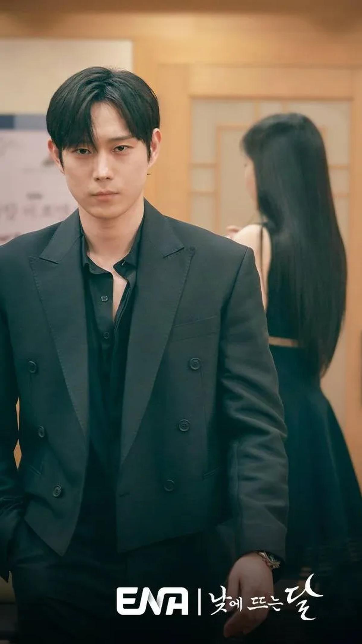 Dalam "Moon In The Day," Kim Young Dae memerankan Han Joon O, seorang bintang top dengan penampilan tampan dan tinggi ideal.