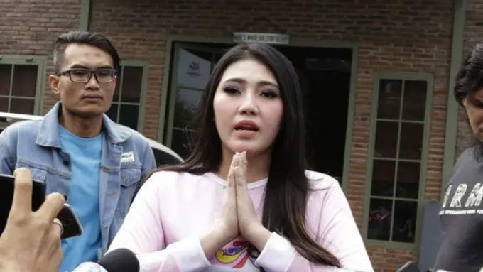 Via Vallen menceritakan kronologi mendapat DM berisi pesan tak sopan dari seorang pemain sepak bola. © KapanLagi.com/Agus Apriyanto