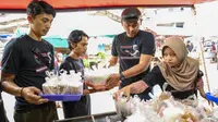 Sukarelawan Ganjar Muda Padjajaran (GMP) memanfaatkan momentum waktu menjelang berbuka puasa dengan membagikan takjil gratis kepada warga dan pedagang di sekitar Pasar Bantar Gebang di Kota Bekasi Jawa Barat, Kamis (6/4/2023) (Istimewa)
