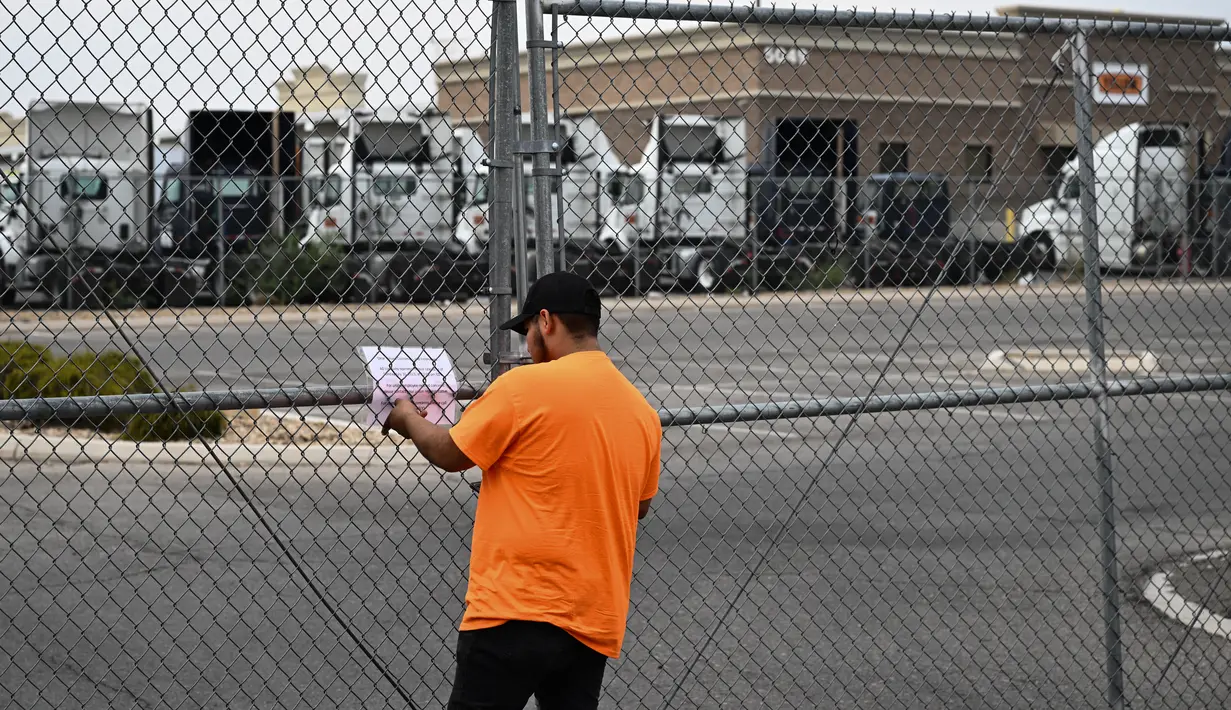 Yellow menutup operasinya pada hari Minggu, menurut Wall Street Journal, menyusul pemutusan hubungan kerja ratusan karyawan non-serikat pekerja pada hari Jumat. (Patrick T. Fallon / AFP)